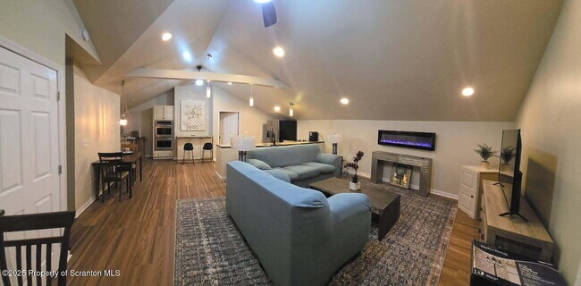 Foto del edificio - 1102 Lily Lake Rd