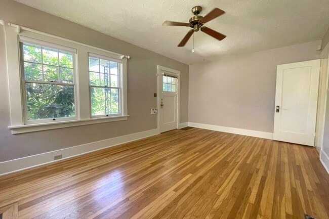 Building Photo - Charming Alameda Bungalow With Large Fence...