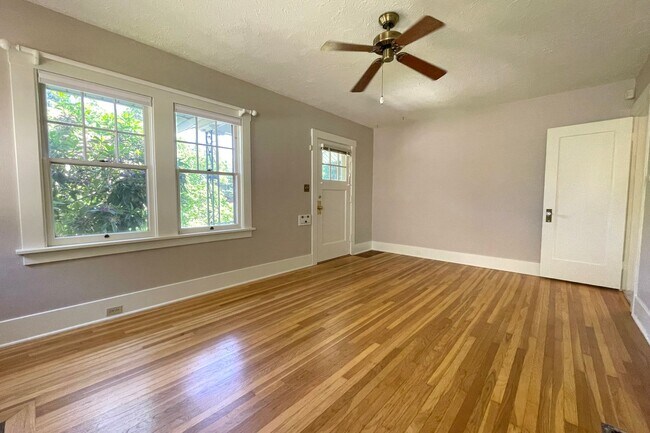Foto del edificio - Charming Alameda Bungalow With Large Fence...