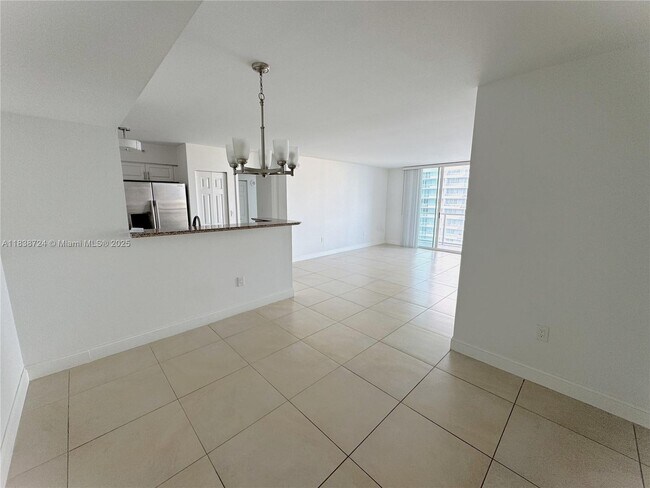 Building Photo - 1155 Brickell Bay Dr