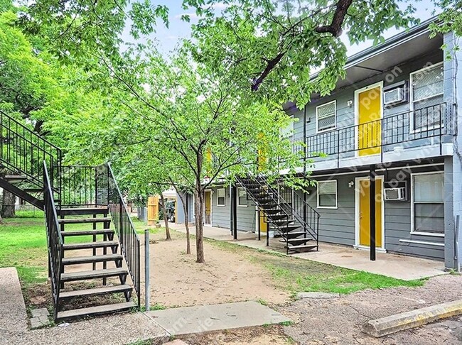 Foto del edificio - 903 Springdale Rd