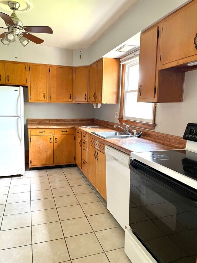 Foto del edificio - Will go fast! 3 BED house across from Memo...