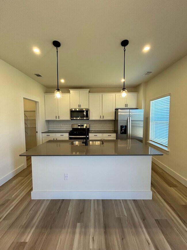 Foto del edificio - New Construction! 3 bedrooms, 2.5 baths, bonus room, plenty of storage, 2 car garage!