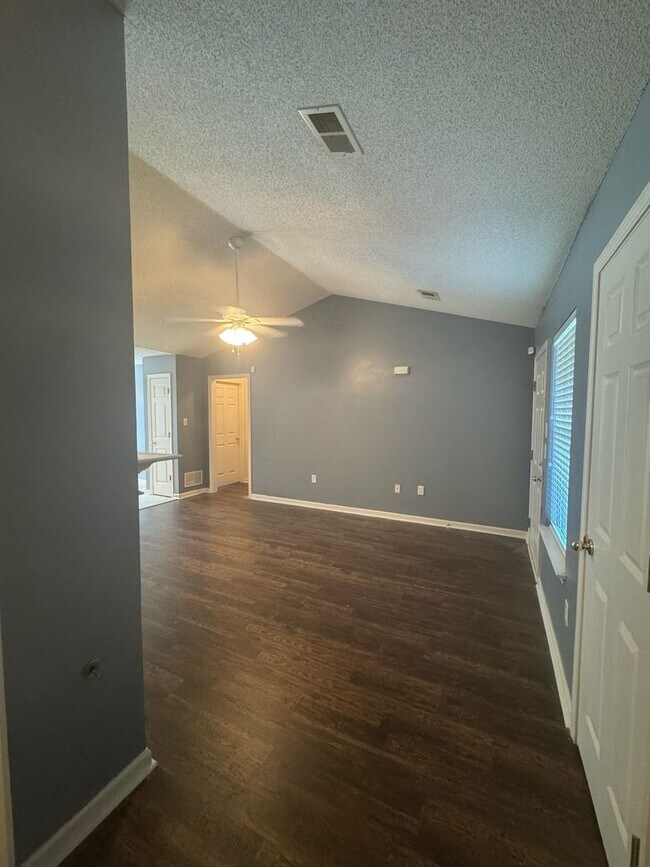 Building Photo - Olive Branch- 3 BR/2 BA Includes Lawn Main...