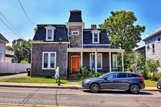 Building Photo - 495 Main St