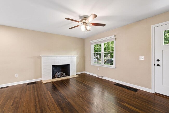 Building Photo - 557 E Royal Forest Blvd