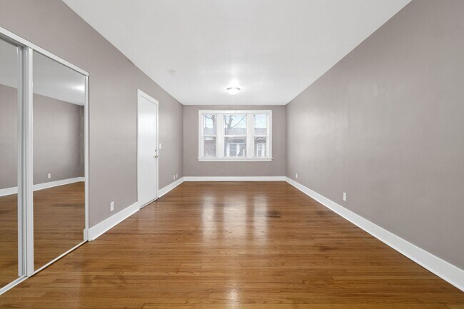 Foto del edificio - Straight-Back Studio (not a shoebox)