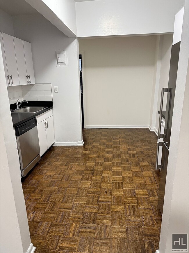 Building Photo - 3 AVENUE