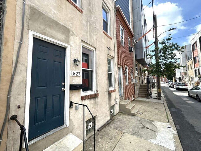 Building Photo - Gorgeous 3-Bedroom Townhouse in Point Bree...