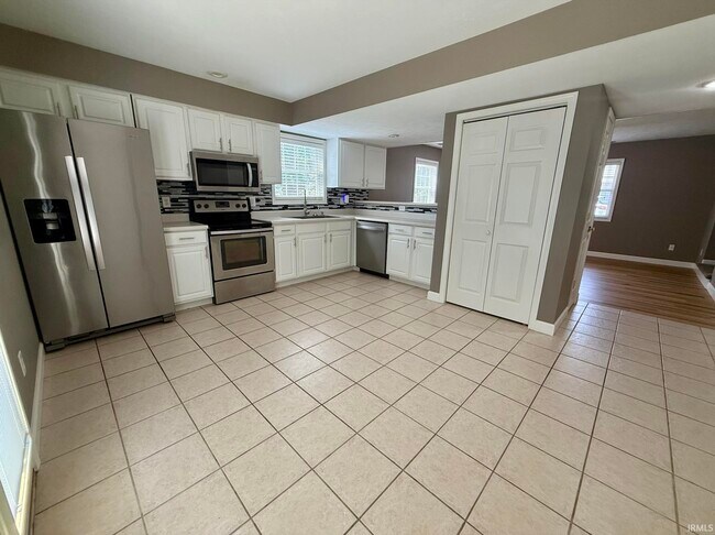 Building Photo - 3360 S Oaklawn Cir