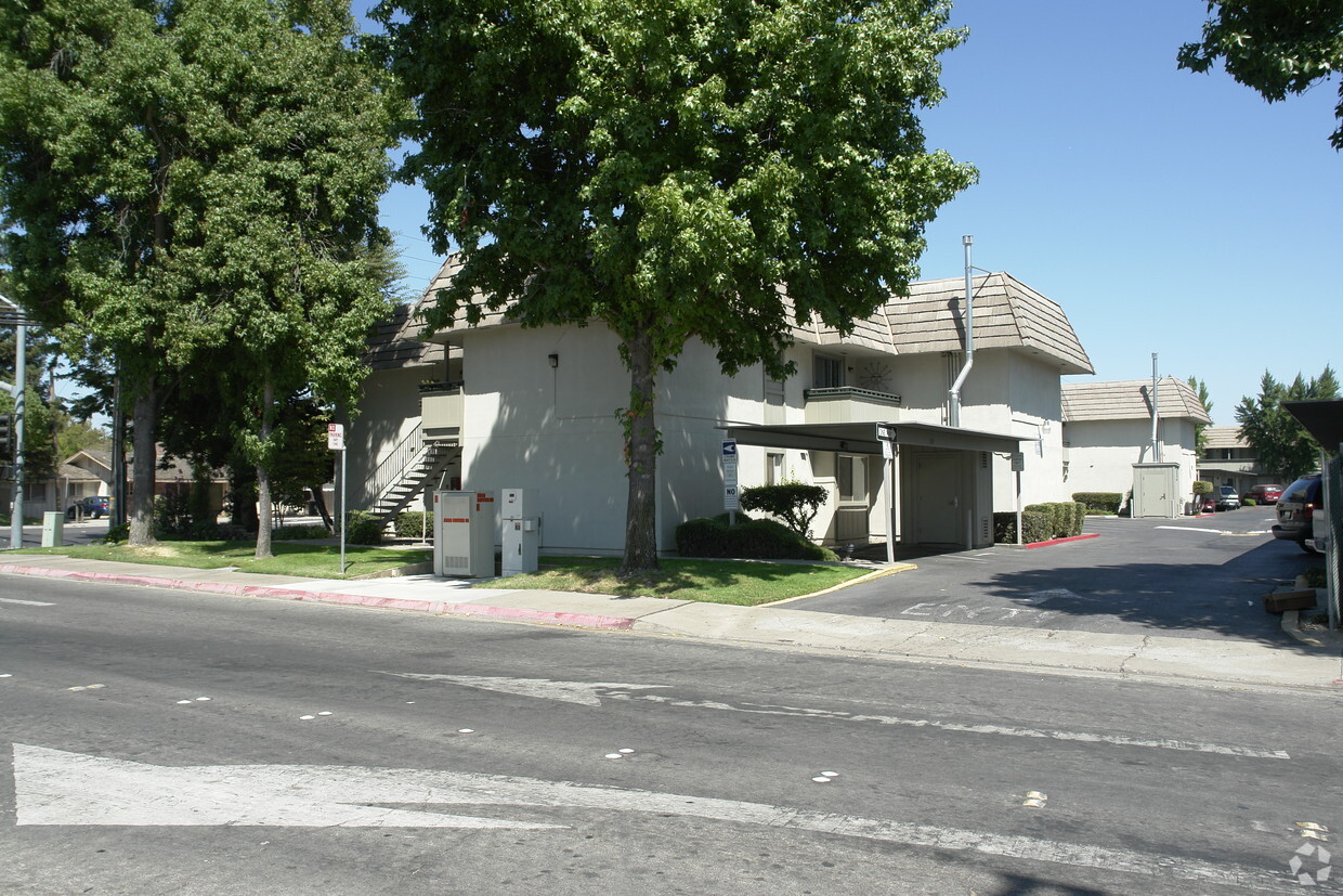 Primary Photo - 3000 Coffee Apartments