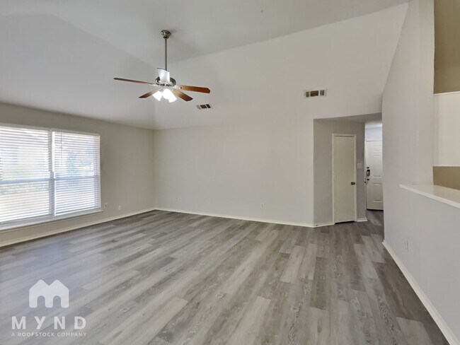 Foto del edificio - 4961 Briar Oaks Ln
