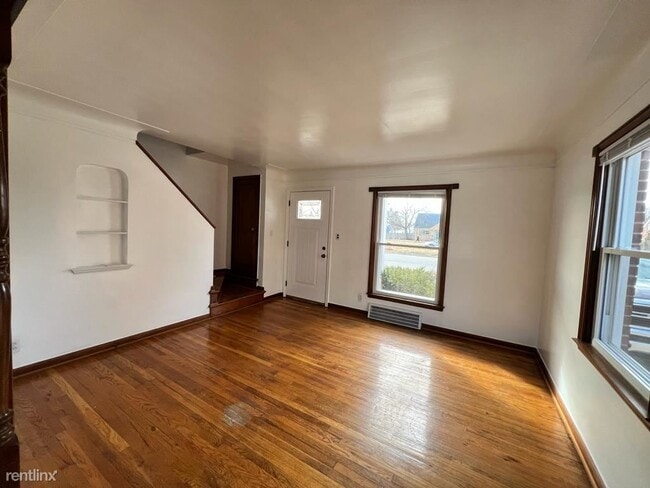 Building Photo - 2 br, 1 bath Duplex - 18463 Outer Dr 18463...