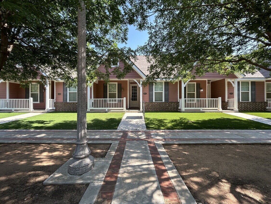 Foto principal - Beautiful Townhome Located Near Texas Tech...