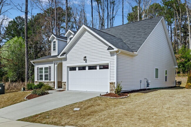 Building Photo - 3 Bedroom Home with 2 Car Garage Available...