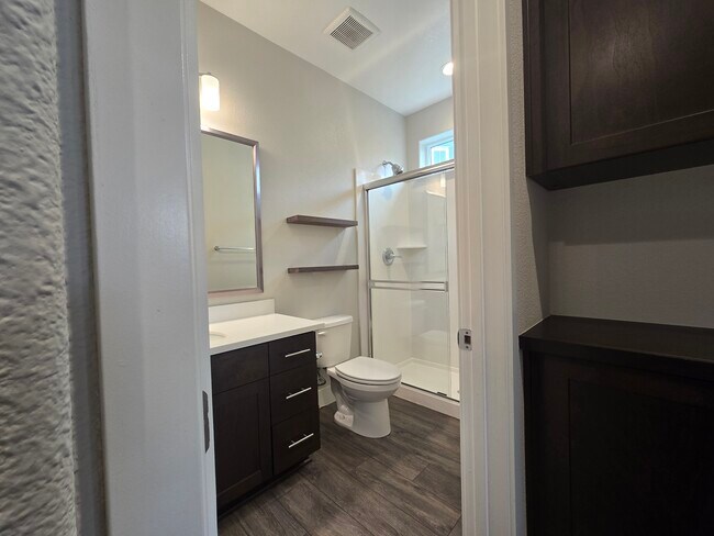 Entry full bathroom - 1429 Brody Bird Ln
