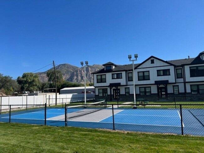 Building Photo - Beautiful 2023 New construction end unit w...