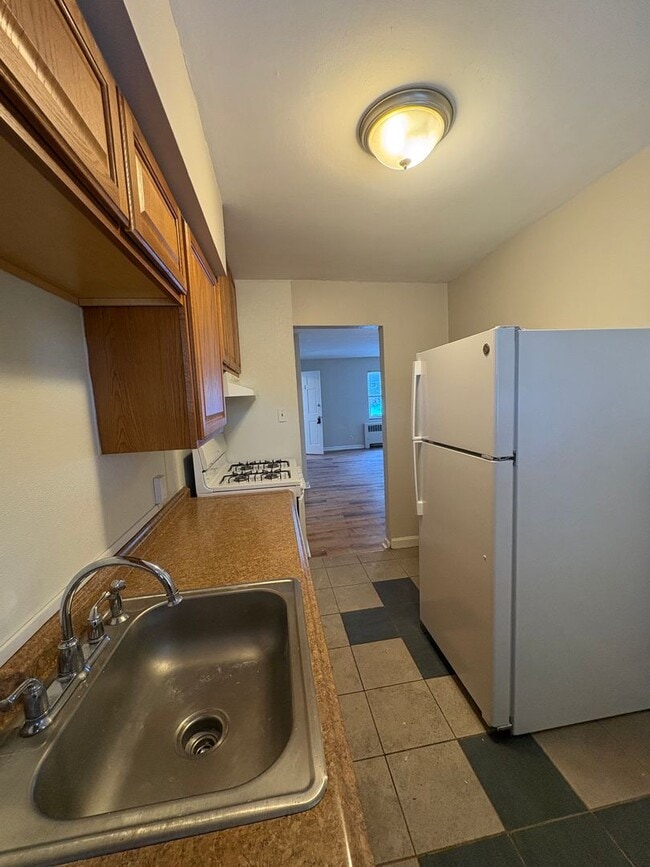 Building Photo - Spacious 1 Bedroom in Bellevue with Balcony and Garage space!