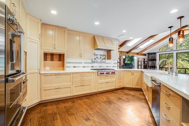 Building Photo - 24421 Summerhill Ave