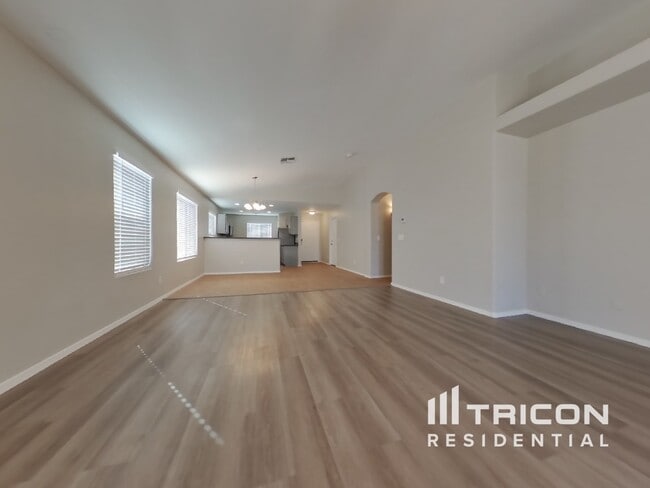 Foto del edificio - 24206 W Desert Bloom St