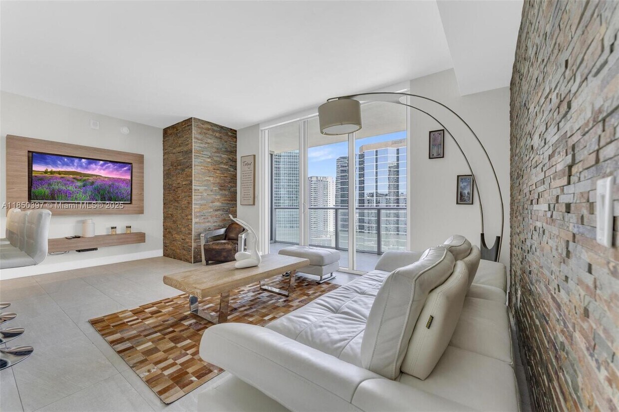 Primary Photo - 1300 Brickell Bay Dr