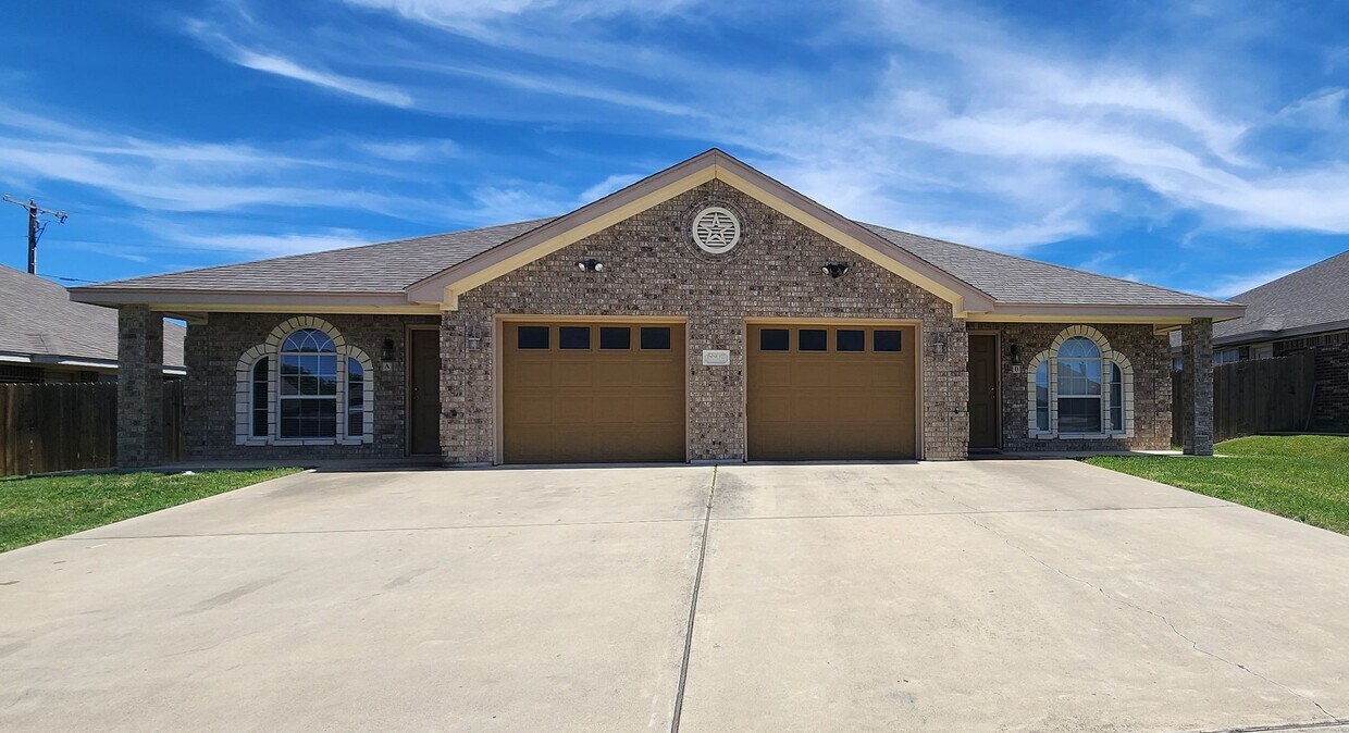 Primary Photo - Lovely 2 Bed/2 Bath Duplex in Trimmier Est...