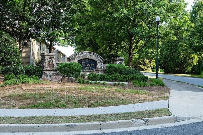Foto del edificio - 1959 Lakeshore Overlook Cir NW