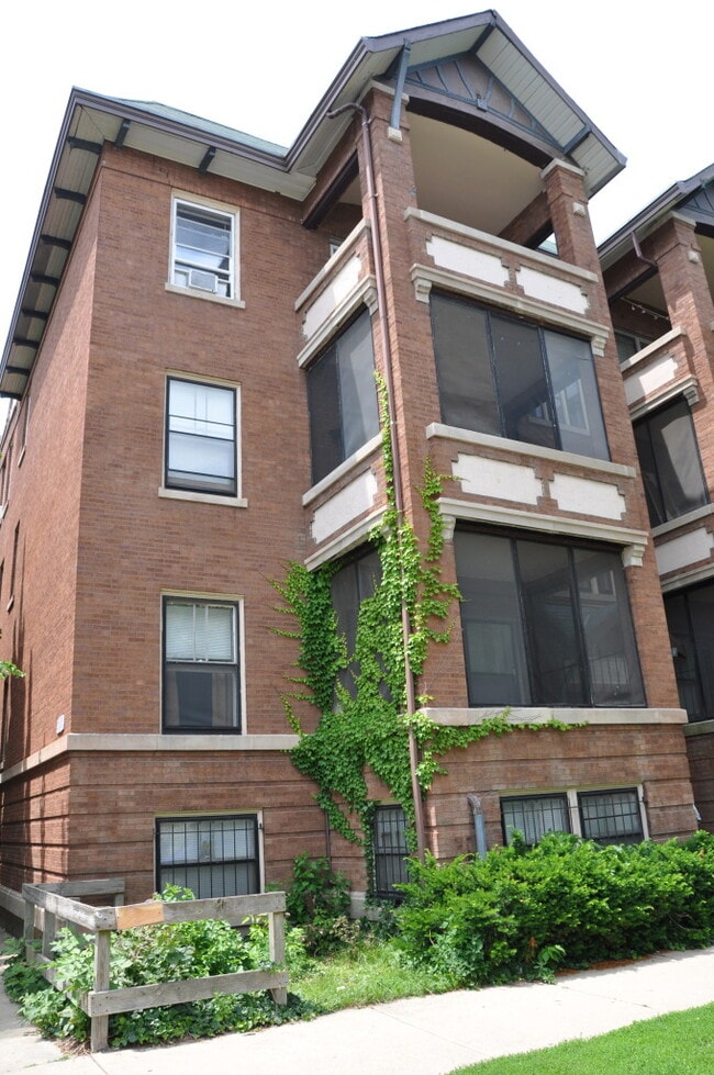 Building Photo - 910 W Waveland Ave