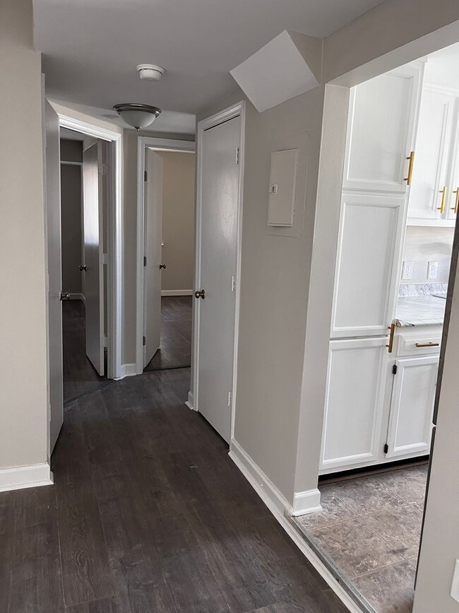 Building Photo - NEWLY AVAILABLE - RENOVATED 2 BR UNIT IN T...