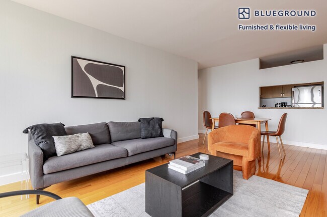 Foto del edificio - 235 W 48th St