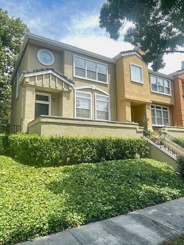 Foto principal - Excellent townhome in the highly desirable...