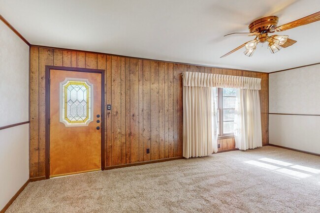 Foto del edificio - Charming 1965 3-Bedroom Home with Modern T...
