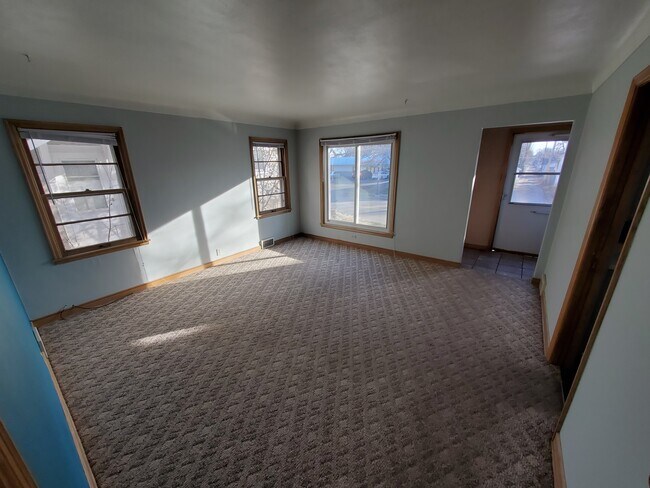 Building Photo - 1475 Saint Clair Ave
