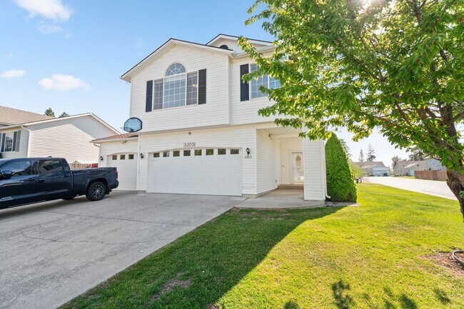 Foto del edificio - 4 bedroom 3 bath home with 3 car garage in Cheney