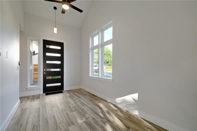 Building Photo - East Austin 2 Bed 2 Bath