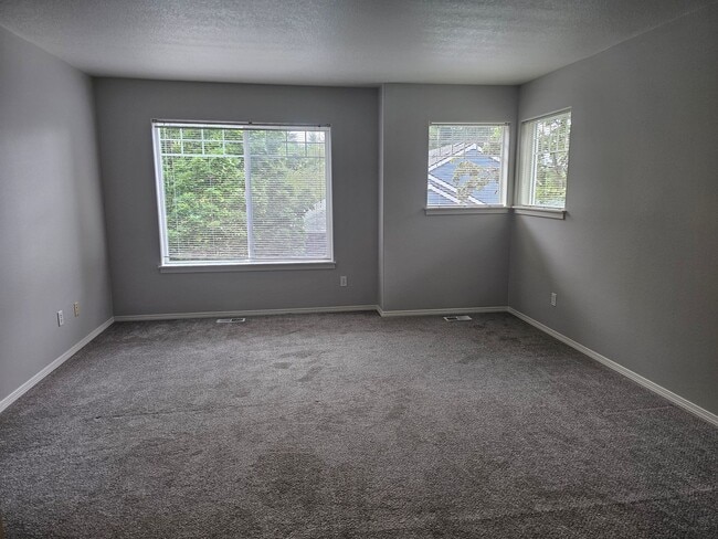 Building Photo - 13200 SW Hidden Creek Pl