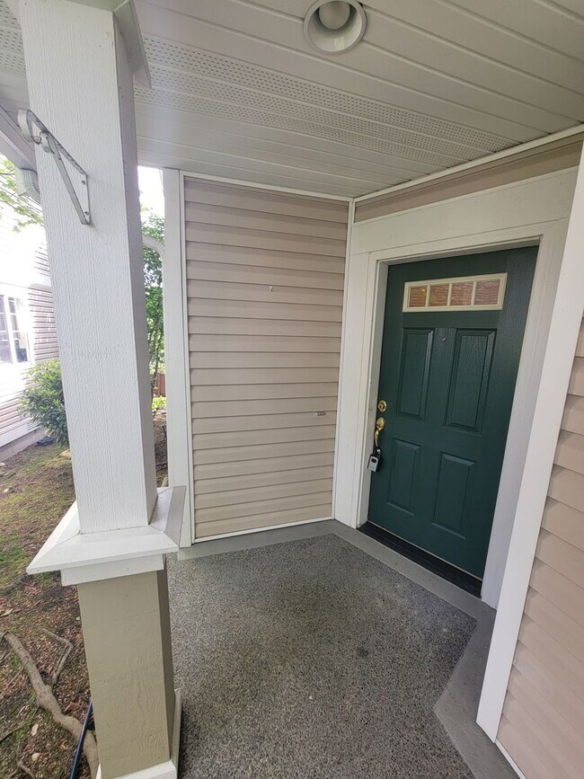 Building Photo - Contemporary Townhome