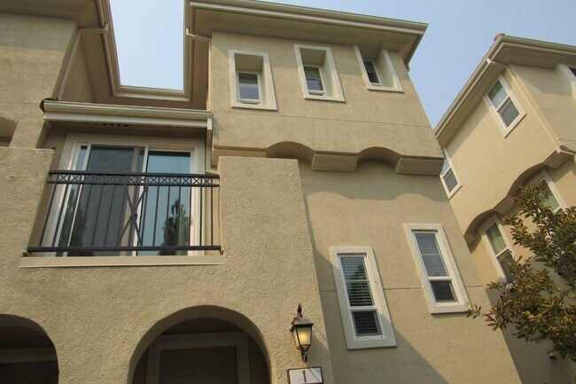 Building Photo - Beautiful End Unit 2 Bed, 2 Bath Condo in ...