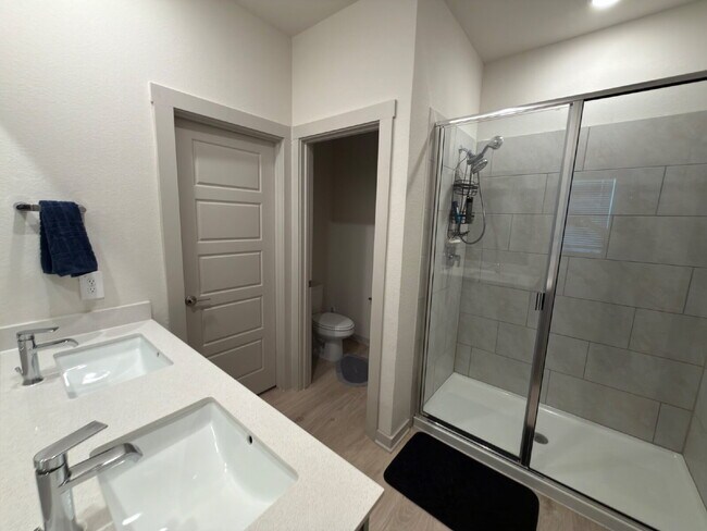 Building Photo - 3 bedroom 2 bath 2 car garage, fridge, washer & dryer in Millbrook Park.