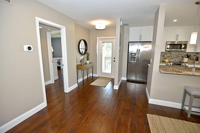 Foto del edificio - 430 Brackenwood Ln S