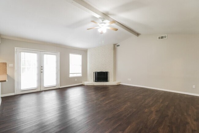 Foto del edificio - 2703 Wood River Rd