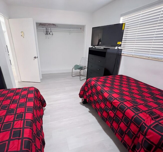 Foto del edificio - 3361 NW 5th Pl