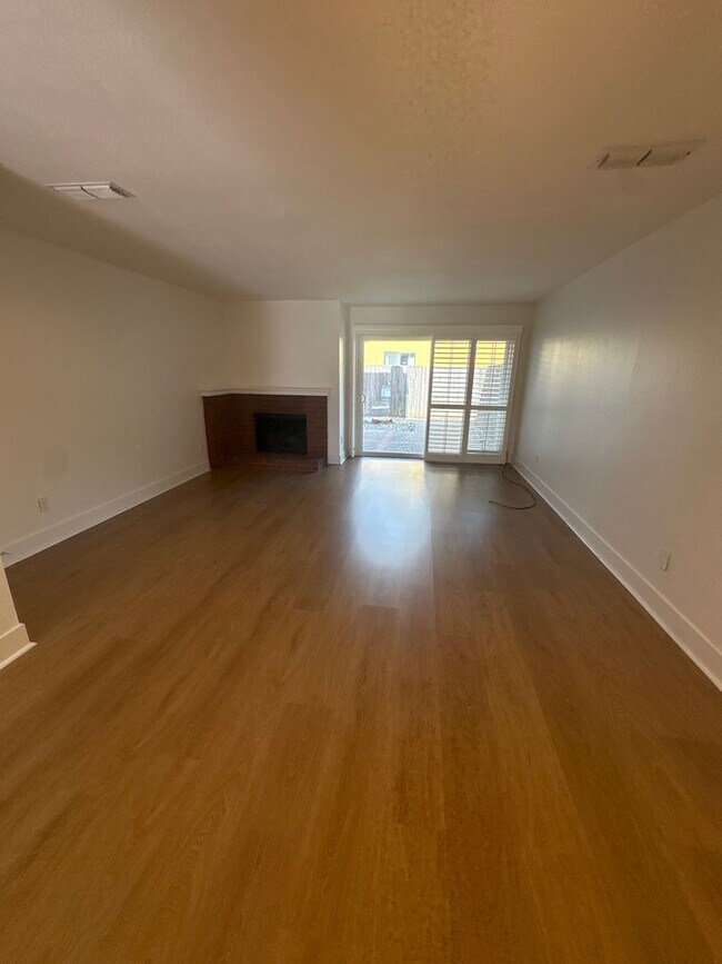 Foto del edificio - 5180 Riverside Blvd