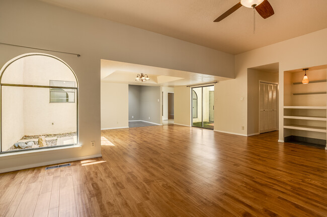 Building Photo - 6805 La Casa Bonita NE