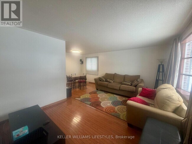 Photo du bâtiment - 156 Paperbirch Crescent