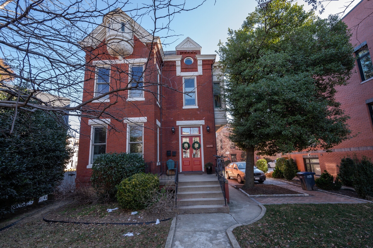 Casa a la que está adosada la unidad - 1873 3rd St NW