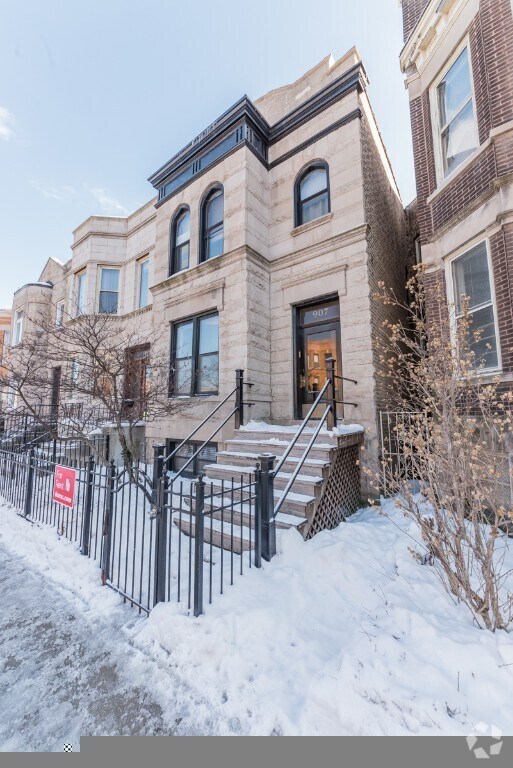 Building Photo - 907 W Addison St