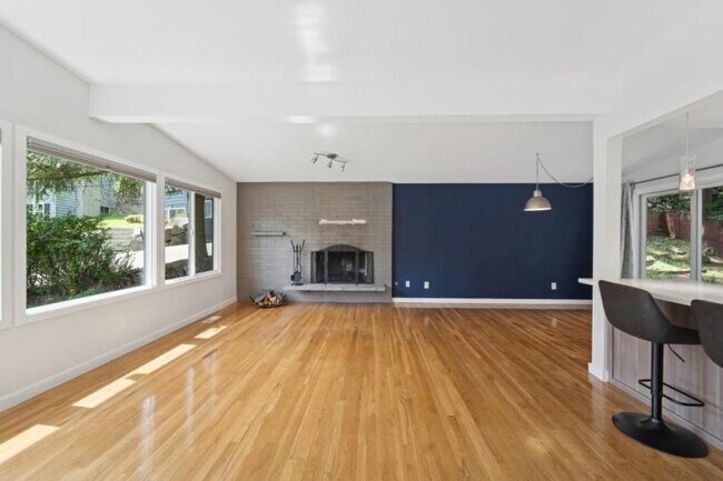 Foto del edificio - 4 bedroom in Shoreline WA 98133