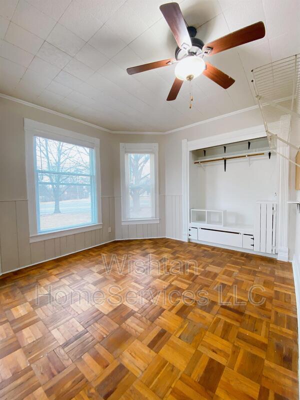 Primary Photo - 224 W Carroll St