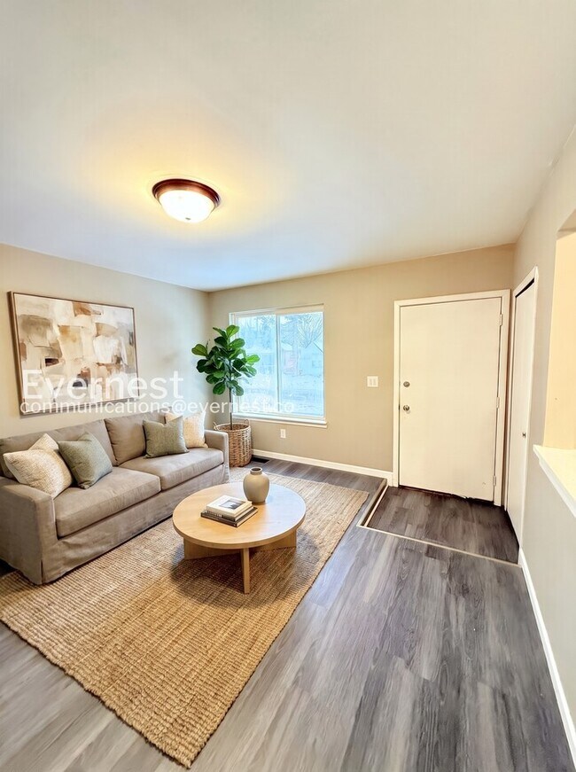 Building Photo - 3 Bed, 1 Bath Home with Modern Amenities  / Pet-Friendly / Vouchers Accepted / Available Now!